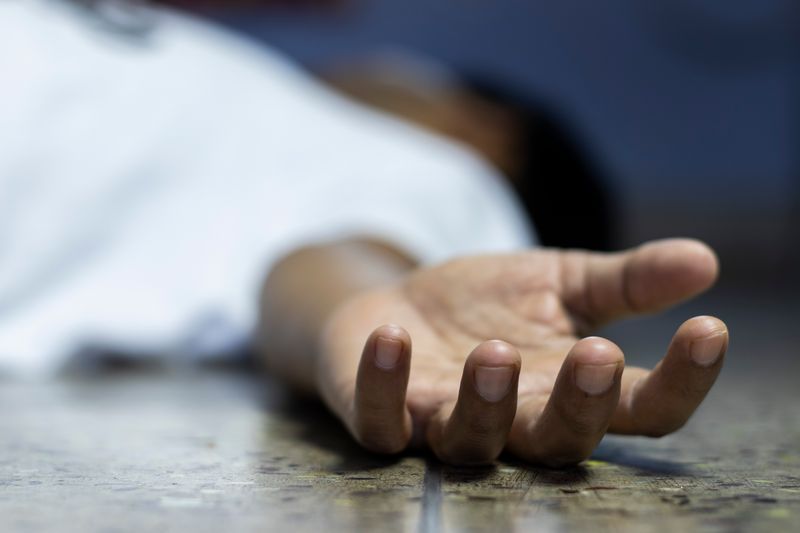 डंडों से पीट कर व्यक्ति की हत्या, झाड़ियों में फेंका शव - dainiktribuneonline.com