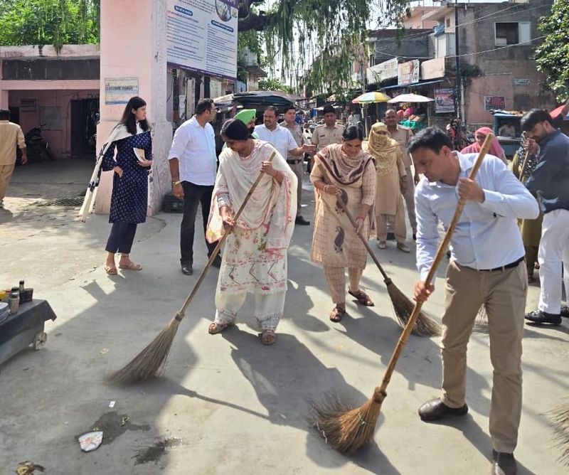 स्वच्छता अभियान से चमकेंगे निगम के वार्ड, मेयर सुमन बहमनी ने झाड़ू लगाकर की शुरुआत - dainiktribuneonline.com