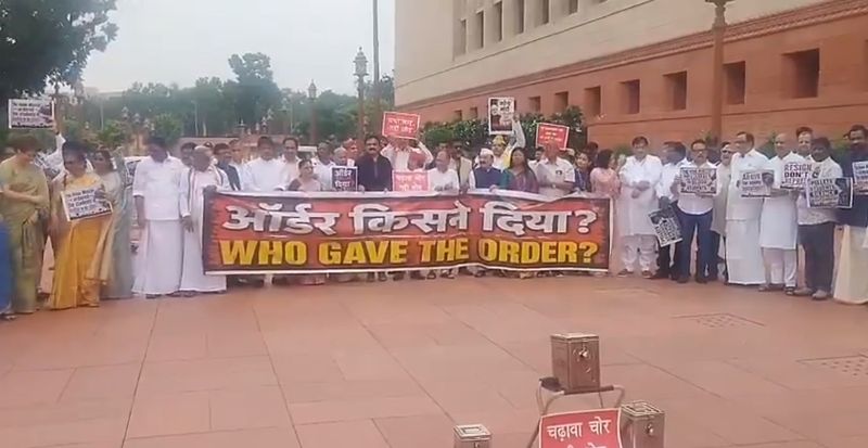 ऑर्डर किसने दिया: राम मंदिर चढ़ावा चोरी और छात्र प्रदर्शन पर विपक्ष का संसद परिसर में प्रदर्शन - dainiktribuneonline.com