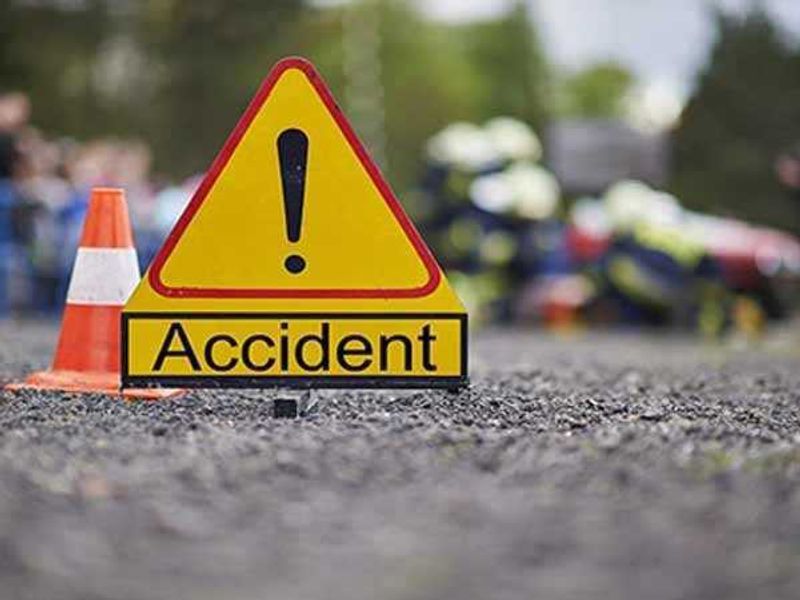 UP Accident : शीतला धाम के दर्शन को निकले थे श्रद्धालु, बस से आगे निकलने की कोशिश में हाईवे पर पलटा वाहन; 1 की मौत और 31 घायल - dainiktribuneonline.com