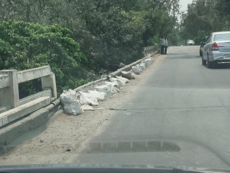 सोम नदी पुल पर टूटी रेलिंग दे रही हादसाें को न्योता - dainiktribuneonline.com