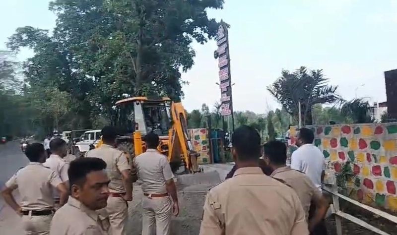 खाइयां खोदकर ढाबों, फार्म हाउस के अवैध रास्ते किये बंद - dainiktribuneonline.com
