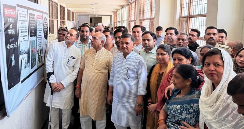 लोकतंत्र की रक्षा के लिए संघर्ष करने वालों को किया याद, युवाओं को लोकतांत्रिक मूल्यों से जुड़ने का आह्वान - dainiktribuneonline.com