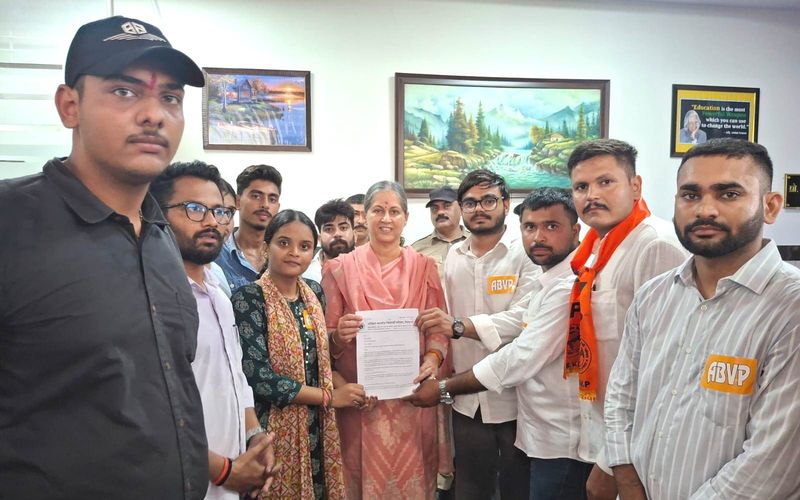सीबीएलयू में विद्यार्थी परिषद ने कुलगुरु को सौंपा ज्ञापन, मिला आश्वासन - dainiktribuneonline.com