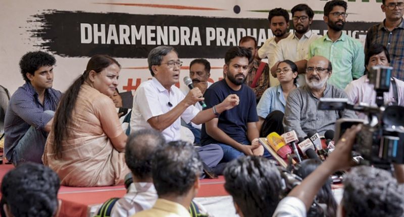 CJP Protest : 7.5 किलो वजन घटा, फिर भी डटे सोनम वांगचुक; सपोर्ट के लिए जंतर-मंतर पहुंचे एक्टर प्रकाश राज और थॉमस आइजैक - dainiktribuneonline.com