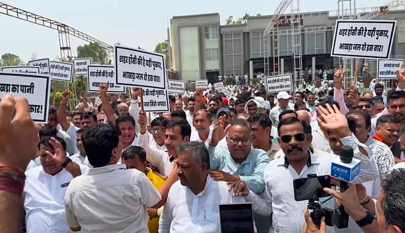 हांसी में पेयजल संकटः सड़कों पर उतरे लोग, भाखड़ा पेयजल पाइपलाइन पूरी कराने की मांग, CM के नाम सौंपा ज्ञापन - dainiktribuneonline.com