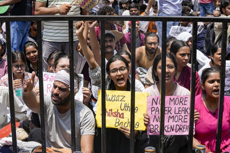 सत्ता की सीढ़ी न बने बदलाव की आकांक्षाएं - dainiktribuneonline.com