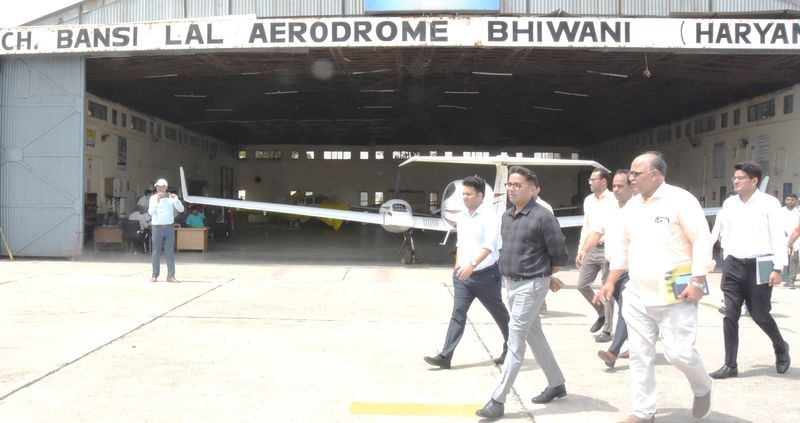 एयरपोर्ट परिसर में नये हैंगर तथा अन्य व्यवस्थाओं में कोई कमी न रहे : अंशज सिंह - dainiktribuneonline.com