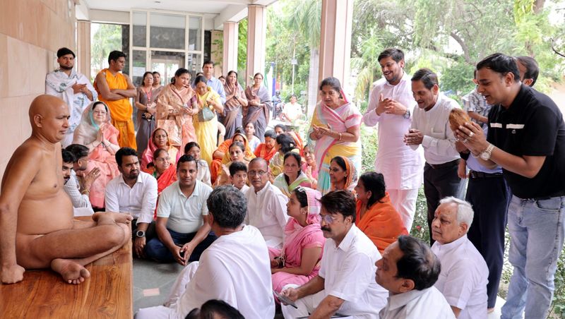 जैन स्कूल में मुनि विनम्र सागर महाराज का भव्य अभिनंदन - dainiktribuneonline.com