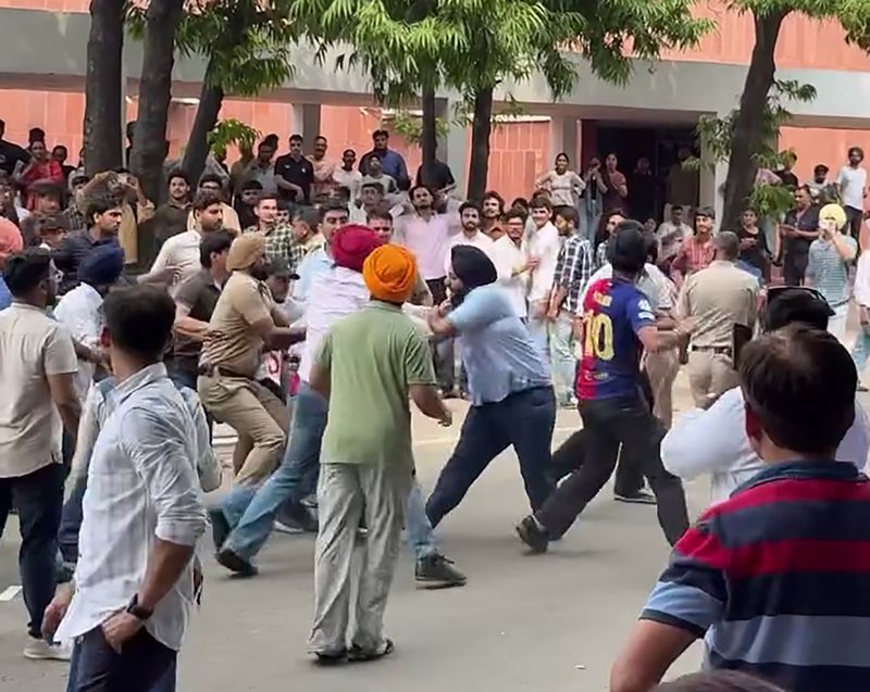 पीयू में एबीवीपी से भिड़े सत्थ व वामपंथी छात्र संगठन - dainiktribuneonline.com