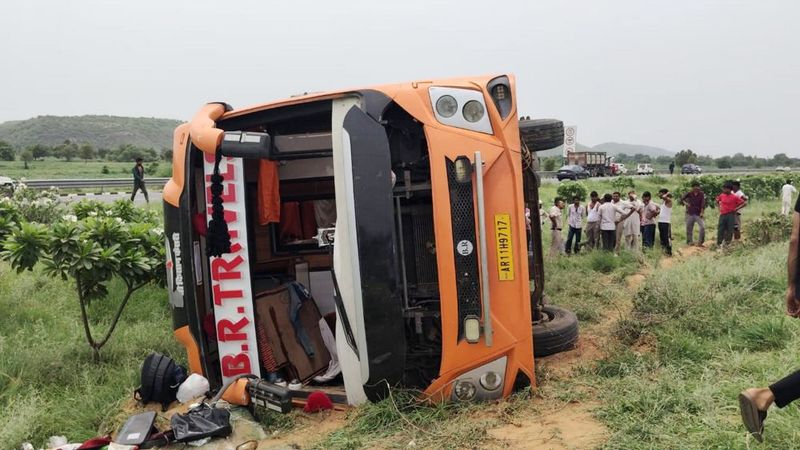 Road Accident: दिल्ली-मुंबई एक्सप्रेसवे पर यात्रियों से भरी बस पलटी, बड़ा हादसा टला - dainiktribuneonline.com