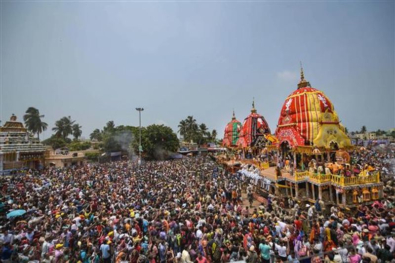 Jagannath Rath Yatra : पहले चढ़ाया गया अधर पना, फिर तोड़े गए घड़े; भगवान जगन्नाथ की रथ यात्रा में निभाई गई सदियों पुरानी रस्म - dainiktribuneonline.com
