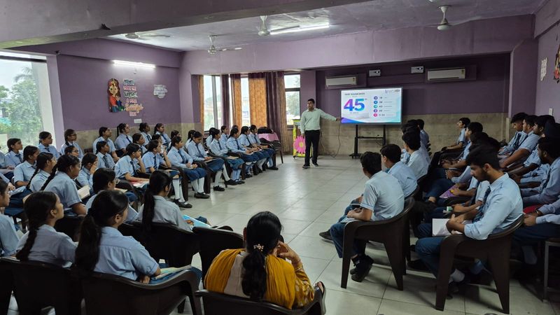 नेशनल पब्लिक स्कूल में करिअर काउंसलिंग प्रोग्राम - dainiktribuneonline.com