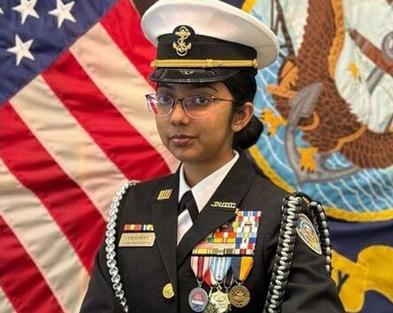 कौन हैं ऋद्धि चौहान? 17 साल की भारतीय मूल की छात्रा बनीं 300 US नेवी कैडेट्स की कमांडर - dainiktribuneonline.com