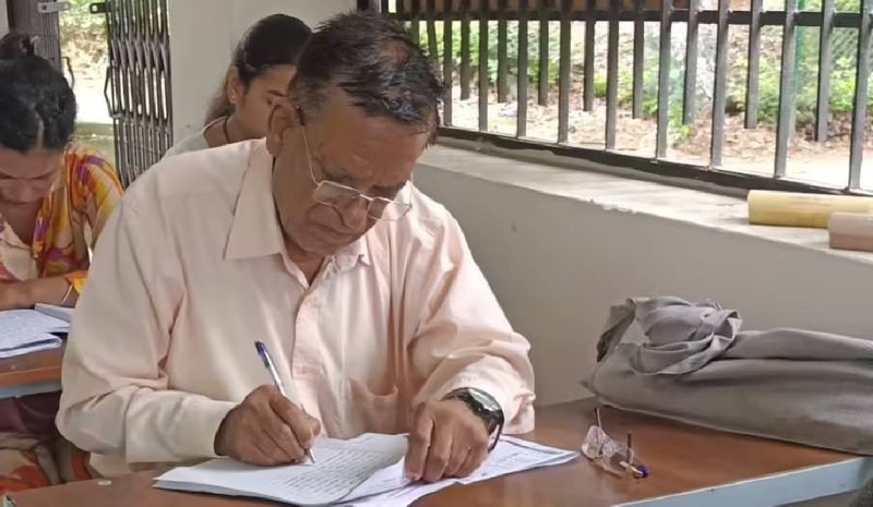75 की उम्र, 32 डिग्रियां और सीखने का जुनून... आराम की उम्र में मिल्खी राम फिर दिया एग्जाम, सीखने का ऐसा जज्बा नहीं देखा होगा - dainiktribuneonline.com