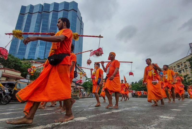 Kanwar Yatra : यूपी सरकार का बड़ा ऐलान, कांवड़ियों के लिए चलेंगी स्पेशल बसें, 24x7 कंट्रोल रूम से होगी निगरानी - dainiktribuneonline.com