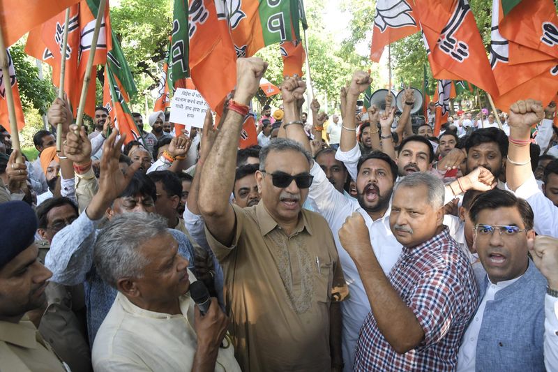 भाजपा ने किया कांग्रेस भवन का घेराव - dainiktribuneonline.com