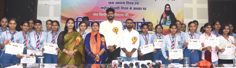 शिक्षा केवल अंक का नहीं, चरित्र निर्माण का सशक्त आधार : मीना परमार - dainiktribuneonline.com