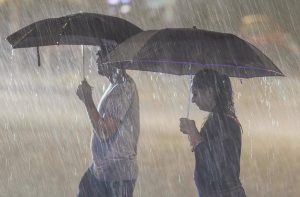 मुंबई में रविवार को झमाझम बारिश के बीच चलते लोग। - प्रेट्र
