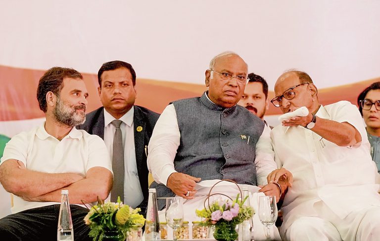 बेंगलुरु में मंगलवार को विपक्षी दलों की संयुक्त प्रेसवार्ता में मौजूद कांग्रेस अध्यक्ष मल्लिकार्जुग खड़गे, पार्टी नेता राहुल गांधी और राकांपा सुप्रीमो शरद  पवार।-प्रेट्र