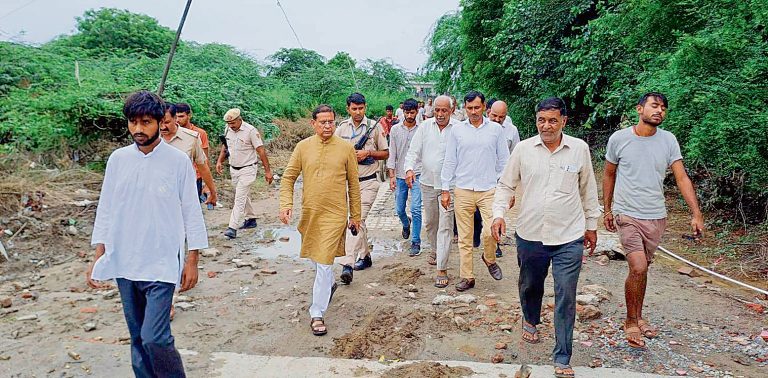 तिगांव क्षेत्र के विधायक राजेश नागर मंगलवार को बाढ़ प्रभावित क्षेत्रों का दौरा करते हुए। -निस