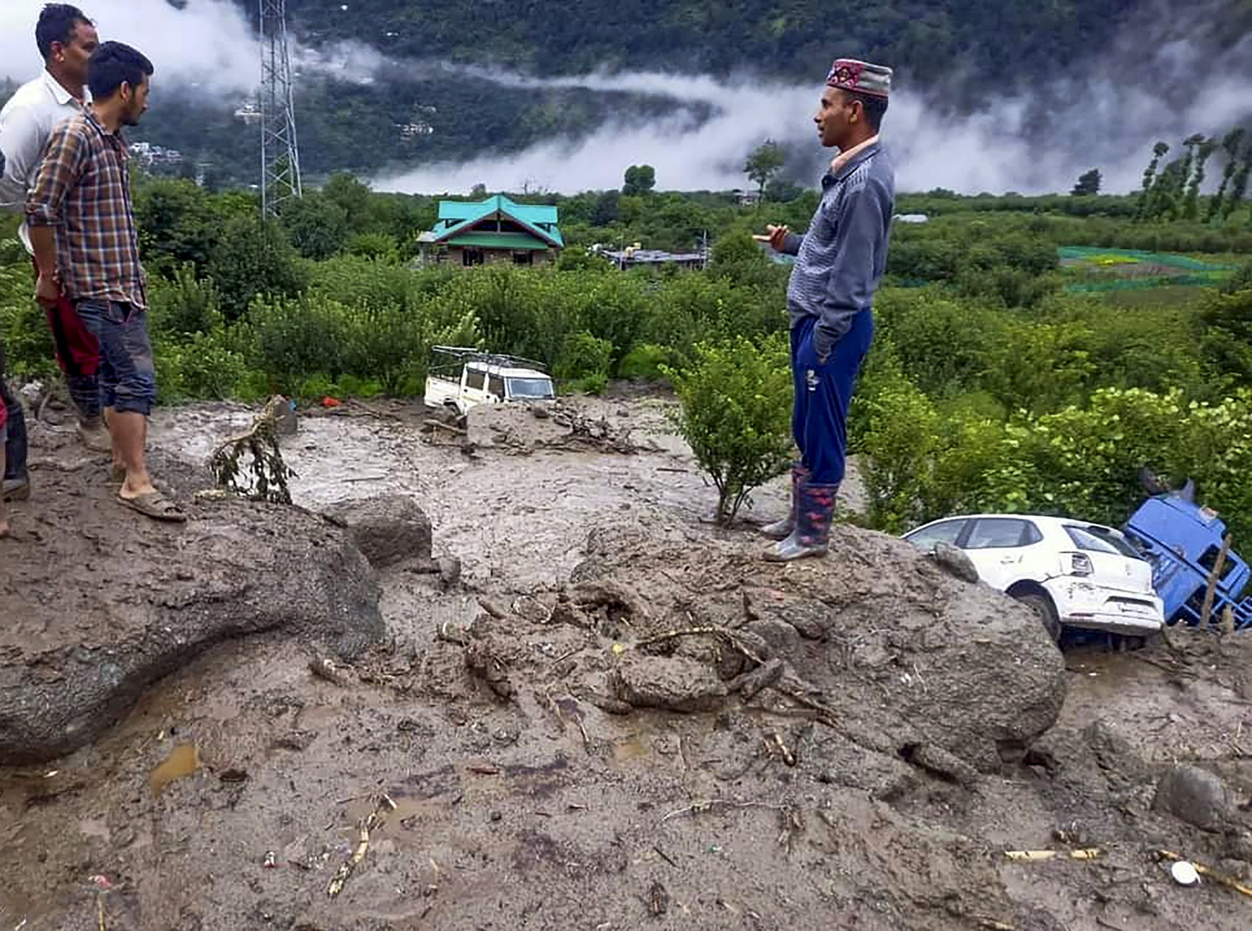 Cloudburst in Kais Nallah of Kharahal Valley of Kullu, one dead, many vehicles damaged
