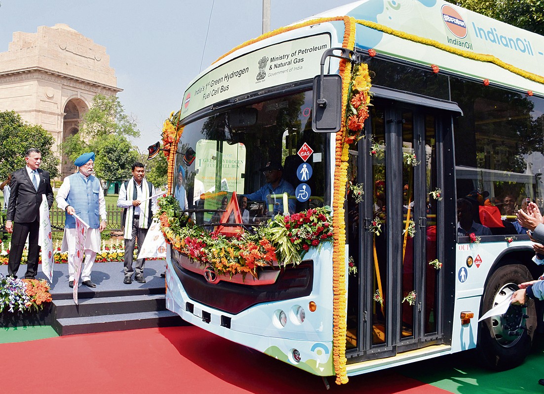 दिल्ली में चली देश की पहली हरित हाइड्रोजन बस