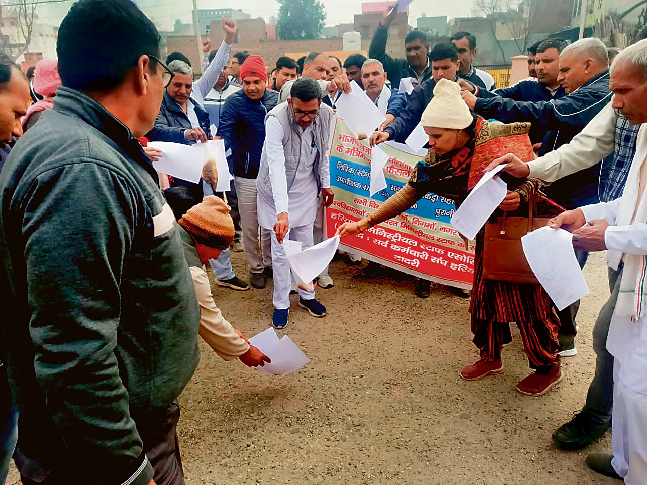 Employees’ organizations came out in support of salary hike of clerks, expressed anger by burning copies – Presswire18